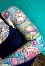 Gadis lengan tato bunga lengan pada gambar tato bunga dan jam