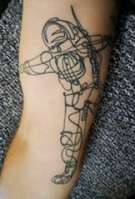 Siyah erkek astronot kolunda minimalist dövme dövmesi