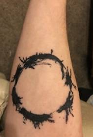 Arm tetovējuma materiāla zēna roka uz melnas apaļas tetovējuma bildes
