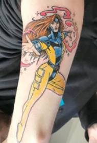 Djevojka lik tetovaža uzorak dječak lik naslikana slika na tetovaži