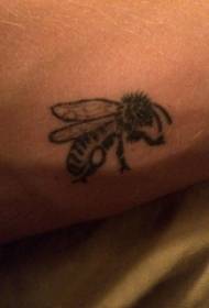 Hình xăm con ong cánh tay của con trai trên hình xăm con ong đen