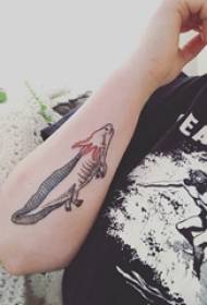 „Baile“ gyvūnų tatuiruotės merginos ranka ant spalvotos didelės tatuiruotės nuotraukos