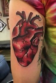 Patrón de tatuaxe de corazón brazo de nena pintado patrón de tatuaxe de corazón