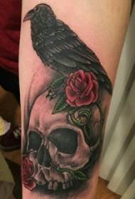 Rokas tetovējuma materiāls, vīriešu kārtas putna, putna un tetovējuma attēls