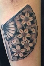 Arm tattoo materiaal , manlike arm, blom en waaier van tatoeëermerk