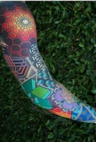 Geometrijski i cvjetni uzorak tetovaža školarka sa geometrijskim slikama i cvjetnim tetovažama