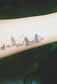 Minimalistische lijn tattoo meisje arm op zwart gebouw tattoo foto