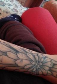 Djevojka s geometrijskim elementom tetovaža pljunula crno-bijela slika tetovaža spar