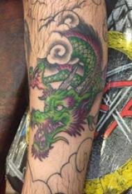 Татуиран дракон, мъжка ръка, летящ дракон модел на татуировка