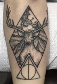 Ruka malog dječaka s tetovažom na geometriji i slici tetovaže jelena