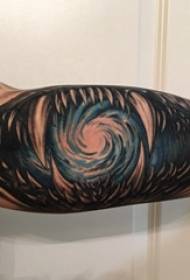 Tatueringstjärnapojkesarm på tatueringsbild för stjärnhimmel