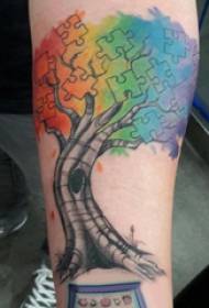 Eiropas un Amerikas mīklu tetovējumi Vīriešu rokas uz radoša mīkla koka tetovējuma attēla