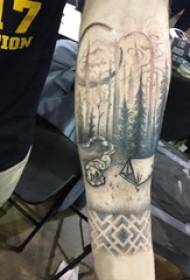 အနက်ရောင်မီးခိုးရောင်တက်တူးပေါ်တွင် Pine Tattoo အထီးလက်နက်