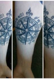 Material de tatuagem de braço, braço masculino, inglês e imagem de tatuagem de bússola
