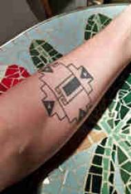 Geometrisk tatovering, guttearm, enkelt linjetatoveringsbilde
