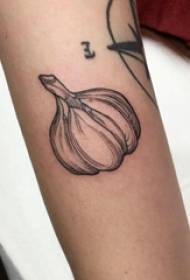 Minimālisma līnijas tetovējuma zēna roka uz melnā pārtikas ķiploka tetovējuma attēla