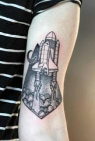 Imaxe do tatuaje do foguete minimalista Lanzado no brazo da nena