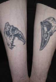 Imagen del tatuaje del brazo brazo del niño en la imagen del tatuaje de hueso negro