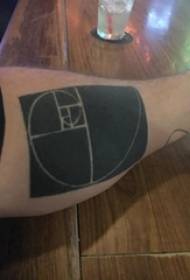 Kreatívne tetovanie mužské školák rameno na čiernom obrázku geometrické tetovanie
