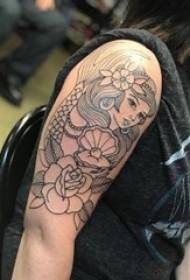 Tatuaggio sirena ragazza sirena e fiore tatuaggio immagine sul braccio della ragazza