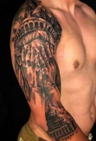 Materiál tetování paží, paže chlapce, obrázky tetování budov a postav
