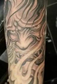 Tattoo sort dreng arm på sort Prajna tatovering billede