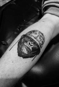 Braço de estudante do sexo masculino tatuagem gorila na foto de tatuagem orangotango preto