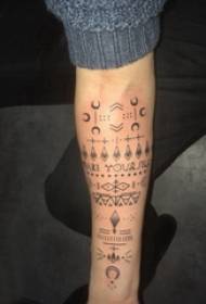 Patrón de tatuaxe xeométrica e de flores brazo de rapaza xeométrica e imaxe de tatuaxe de patrón