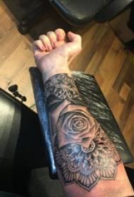 Brahma tetovaža, muška ruka, slika ruže tetovaža