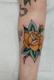Tatuiruotės modelio gėlių šviežios tatuiruočių nuotraukos, nupieštos ant merginų rankų