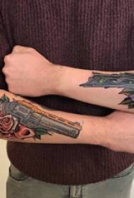 Арм таттоо слика Дјечак рука на цвијету и слика пиштоља тетоважа