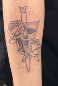 Tetovējums rokas meitenes trīsstūris un rozes tetovējuma attēls uz rokas