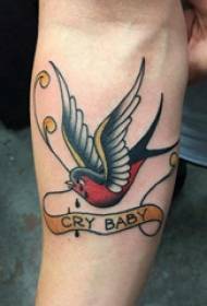 Arm tetovējuma materiāls, vīrieša roka, angļu un putnu tetovējumu attēli