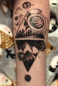 Геаметрычныя элементы татуіроўкі хлопчыкаў на руках, малюнкі на татуіроўках планеты і гор