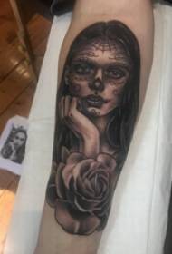 Слика за тетоважа на рацете Раката на девојчето на роза и карактер на тетоважа на слика