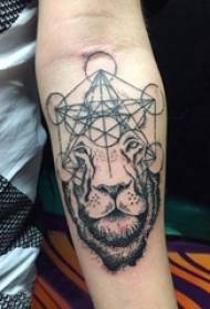 Tatui il braccio nero dello studente maschio sull'immagine geometrica e del tatuaggio del leone