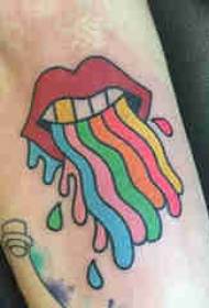 Lip tattoo, το χέρι του αγοριού, χρωματικά χείλη, εικόνα τατουάζ