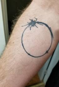 Black Tattoo Jong sengem Aarm op schwaarz Tattoo Bild