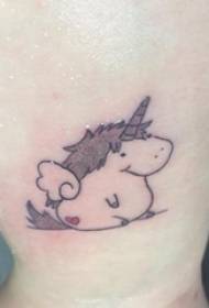 Roztomilý jednorožec tetovanie vzor dievča karikatúra jednorožec tetovanie obrázok na rameno