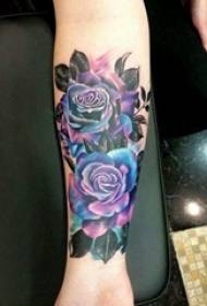 Tetovējuma rokas meitenes meitene ar krāsainu rožu tetovējuma attēlu uz rokas