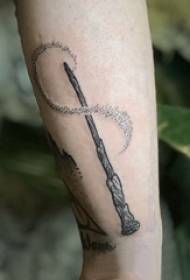 Arm tatueringsmaterial manlig arm på svart tatuering bild