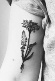 Λογοτεχνικό λουλούδι τατουάζ κορίτσι μαύρο γκρι τατουάζ λουλούδι τατουάζ εικόνα στο χέρι κορίτσι