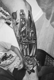 Tatouage bras d'étudiant noir sur l'image de tatouage rose et poignard