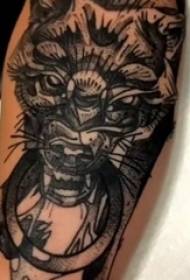 Tattoo itim na lalaki na braso ng mag-aaral sa bilog at wolf head tattoo larawan