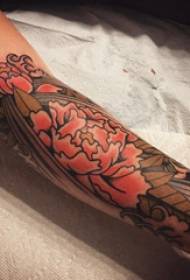 Brazo de rapaza de tatuaxe de flores en patrón de tatuaxe de flores