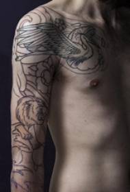 Estudante masculino de tatuaxe de animal de baile con simples fotos de tatuaxe de leóns e aves no brazo