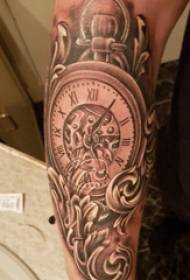 Материал за татуировка на ръката, мъжка ръка, снимка на татуировка с черен часовник