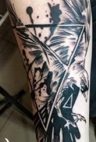 纹身黑色 男生手臂上三角形和鸟纹身图片