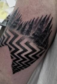 Arm tetovējuma materiāla zēna roka uz melna liela koka attēla
