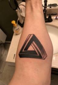 Image en perspective de tatouage image de tatouage bras triangle masculin sur fond noir